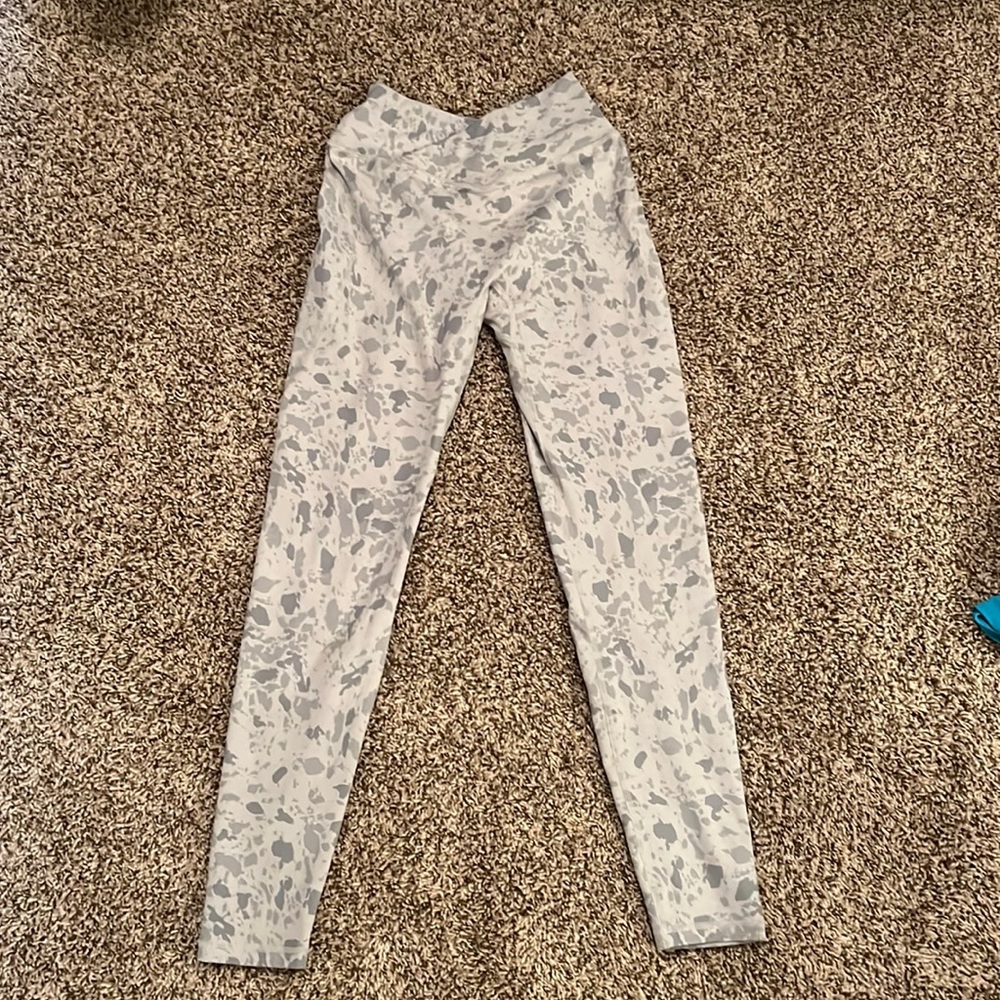 Alphalete Surface Pebble Legging 27”; stone grey, size medium